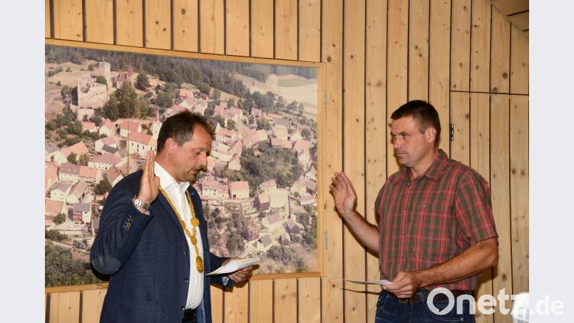 Bürgermeister Anton Kappl (links) vereidigt Andreas Gruber als neues Mitglied des Marktgemeinderates Leuchtenberg. bey