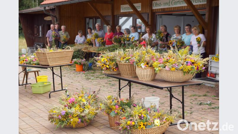 Gut ein Dutzend Sträuße bindet jeder der Helfer bei der Aktion des Obst- und Gartenbauvereins, zu der die Verantwortlichen erstmals unters Vordach des Vereinsheims eingeladen haben. bkr