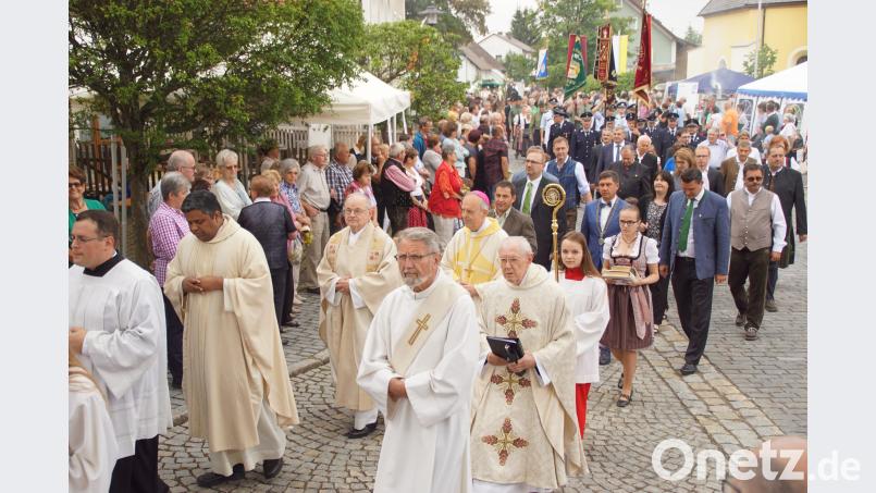Die Priester, unter ihnen Weibischof Reinhard Pappenberger, zogen mit den Ehrengästen und den vielen Gläubigen zum Kalvarienberg. mmj