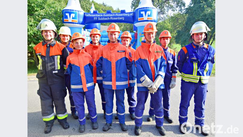 Der hoffnungsvolle Nachwuchs der Feuerwehr Illschwang mit Jugendwart Maximilian Herbst (links) und Gruppenführer Florian Graf (rechts) bei der Schauübung während des Hallenfests. no
