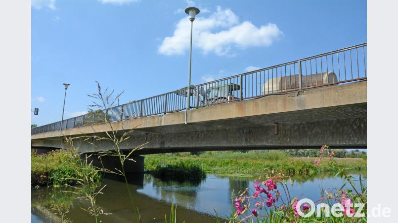 Die Brücke über der Haidenaab bei Mantel. Die Experten der Staatlichen-Bauamts haben bei ihrer Prüfung erhebliche Mängel festgestellt - und reagiert. Nach dem Einsturz von Genua dürfte nun auch das Verständnis bei vielen Anliegern gestiegen sein, dass das Bauwerk nur mehr einspurig befahrbar ist. Gabi Schönberger