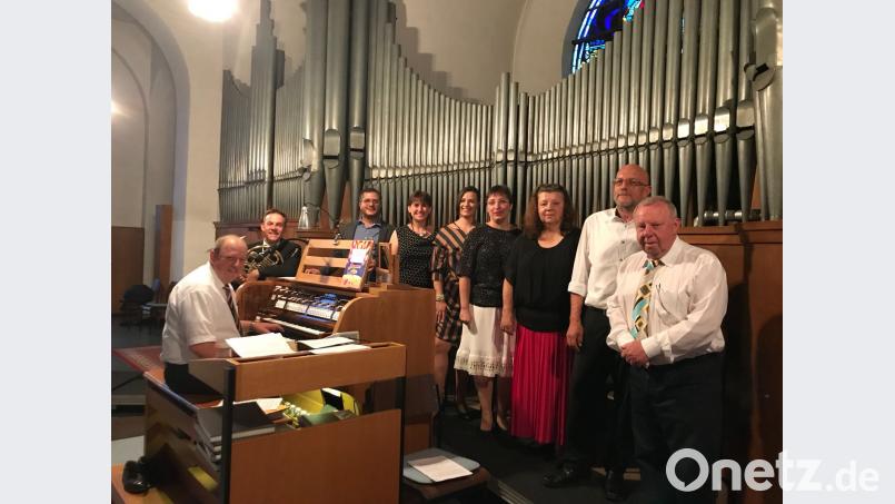 Konzert in der Marienkirche: Michael Koch an der Orgel, Sebastian Lindner (Horn), Jürgen Probst (Trompete) und der Chor „Vocalissimo“ mit vier Sängerinnen und zwei Sängern (von links). Tietz