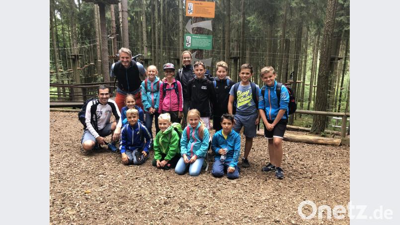 Thomas Reger, Gerd Schönfelder (von links) und Karina Fischer (hinten) begleiten die Kinder beim Klettern im Hochseilgarten bei Hirschau. ak
