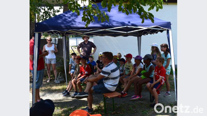 Trotz großer Hitze gehen die Kinder mit GPS-Geräten auf Tour. bk