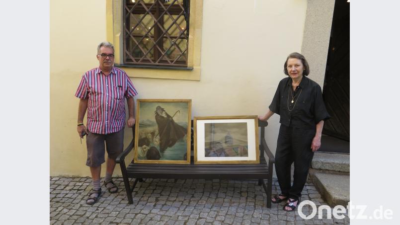 Museumsleiter Anton Heindl (links) dankte Christiane von Sobbe für die beiden Bilder, die im Kemnather Heimat- und Handfeuerwaffenmuseum einen Ehrenplatz erhalten. jzk
