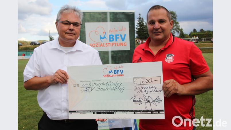 Einen Scheck über 650 Euro übergab DJK-Fußballabteilungsleiter Michael Gleißner (rechts) an Bezirksvorsitzenden Thomas Unger, der das Geld an die BFV-Sozialstiftung weiterleitet. kro