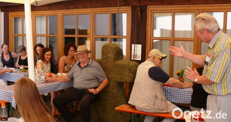 Viele interessierte Gäste konnte Museumsleiter Robert Treml (rechts) zum &quot;Museums-Café&quot; im Stiftlandmuseum begrüßen. Schreinermeister Otto Weiß (Mitte) aus Mitterteich berichtete in kurzweiliger Art und Weise über die Entwicklung des Handwerks. kgg