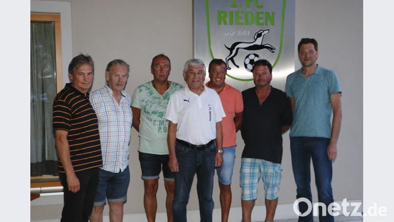 2. Bürgermeister Josef Weinfurtner mit der alten und neuen Vorstandschaft des Förderkreises des 1. FC Rieden: Jochen Ernst (Kassenprüfer, Ehrenvorstand des 1. FC Rieden), Bernhard Salbeck (Schriftführer), Förderkreispräsident Gotthard Färber, 2. Vorstand Norbert Hauser, Peter Müller (Kassenprüfer) und Kassier Thomas Gruber. riw