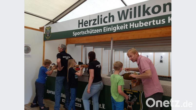 Unter fachkundiger Anleitung versuchen sich die Kinder im Schießsport. rwo