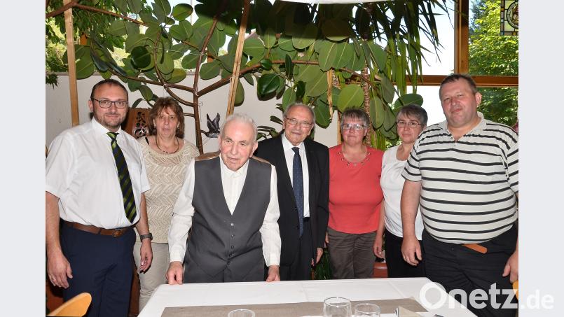 An der Seite seiner Kinder Georg, Maria und Agnes sowie Pater Reinhold Schmitt (von rechts) und Bürgermeister Markus Bauriedl mit Tochter Christine (von links) feiert Georg Lang seinen 85. Geburtstag. fjo