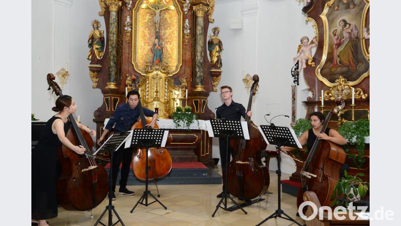 Ein Quartett, international besetzt mit Kontrabassisten aus Südkorea, China, Portugal und Deutschland, eröffnet das Konzert der Orchesterakademie in der Kreuzbergkirche. Walter Beyerlein