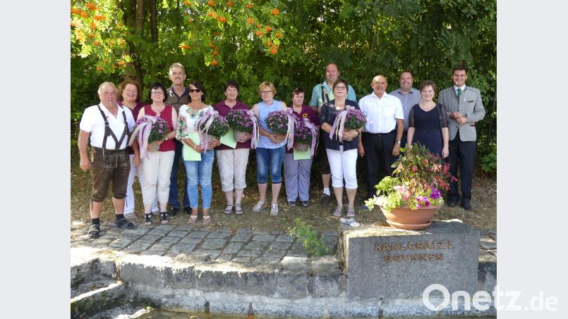 An markanter Stelle versammelten sich die Mitglieder zum Erinnerungsfoto anlässlich der Ehrungen zum 30-jährigen Vereinsjubiläum des GOV Muschenried. Zu den Gratulanten gehörten auch Landrat Thomas Ebeling, Bürgermeisterin Sonja Meier und stellvertretender Beziirksverbandsvorsitzender Alois Dirrigl (von rechts). bej