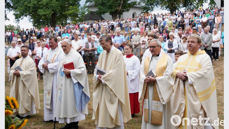 Hunderte kommen zum Frauentag zum Festgottesdienst auf den Fahrenberg. Pfarrer Andreas Renner (vorne, Dritter von links) aus Haselbach ist der Hauptzelebrant. fvo