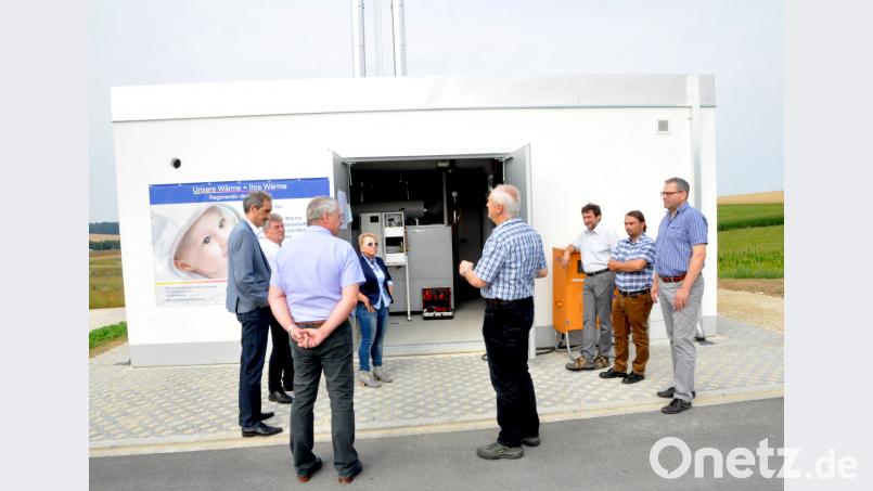 Martin Malitzke, Prokurist der Stadtwerke (links), erläutert den Mitarbeitern der Stadtwerke die technische Konzeption der von einer Biogasanlage bespeisten Fernwärmeversorgung des neuen Wohnbaugebiets Drillingsfeld II. Bild: Gajeck-Scheuck