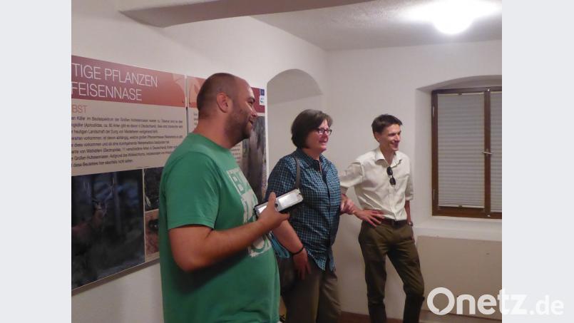 Der Geschäftsführer des Naturparkverbands Bayern, Arjen de Wit (rechts), besucht das Fledermaushaus Hohenburg. Johannes Pirner (links) führte ihn und Isabel Lautenschlager, die Geschäftsführerin des Naturparks Hirschwald, durch die Ausstellung im Haus. Naturpark Hirschwald