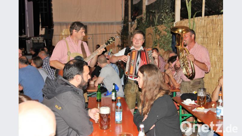 Junge Musiker spielten am frühen Abend auf. ral