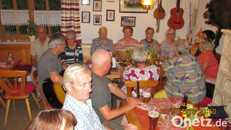 Das OWV-Häusl, im Hintergrund die OWV- Sängerinnen. hä