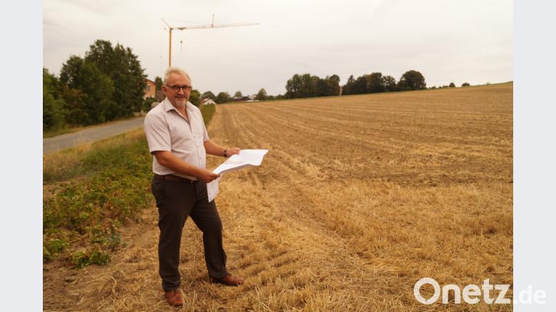 Bürgermeister Rudolf Schopper ist froh, dass im neuen Baugebiet "Am Ilsenberg" bald Bagger und Bauarbeiter anrücken können. arw