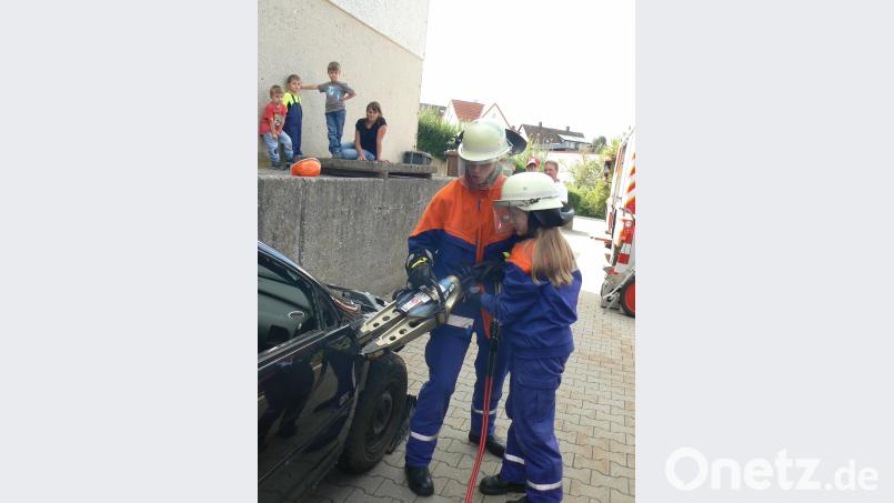 Die jungen Leute brauchen für die Rettung eines Verunglückten ihre ganze Kraft. dob