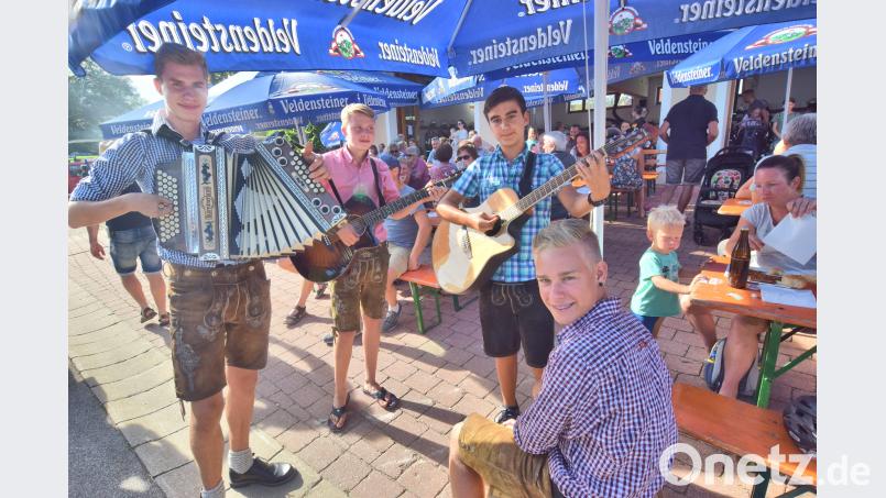 Kreitz &amp; Quer nennt sich die junge Gruppe, die das Publikum beim Hallenfest der Feuerwehr musikalisch unterhält. no