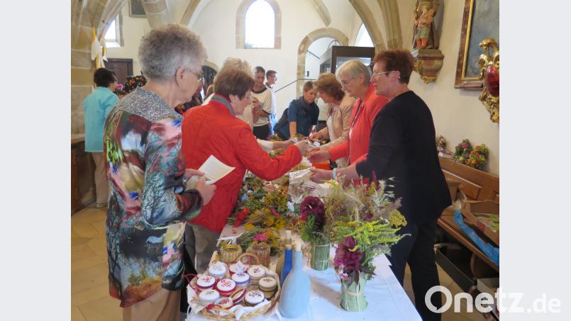Viele Gottesdienstbesucher nehmen geweihte Kräuterbuschen und -kränze mit nach Hause, die Mitglieder des Kemnather Frauenbundes zum Kauf anbieten. jzk
