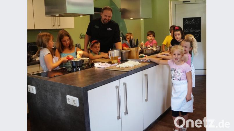 14 Kinder im Alter von fünf bis zehn Jahren werkelten beim Kochkurs des Spitzenkochs Andreas Meier in seinem „Grünen Gut“ und hatten dabei viel Spaß. weu