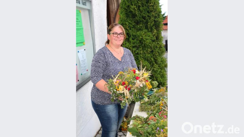 Eva Hoffmann verkauft die vom Frauenbund gebundenen Kräuterbüschel am Vorabend zu Mariä Himmelfahrt. rpp