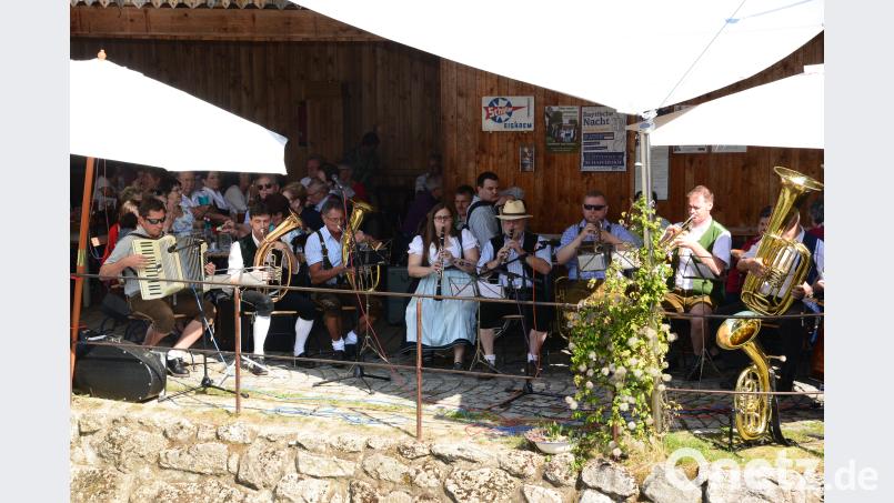 Mit Oberpfälzer Wirtshaus- und Tanzbodenmusik begeisterte "s'wilde Goich" aus Teublitz die Besucher. bey