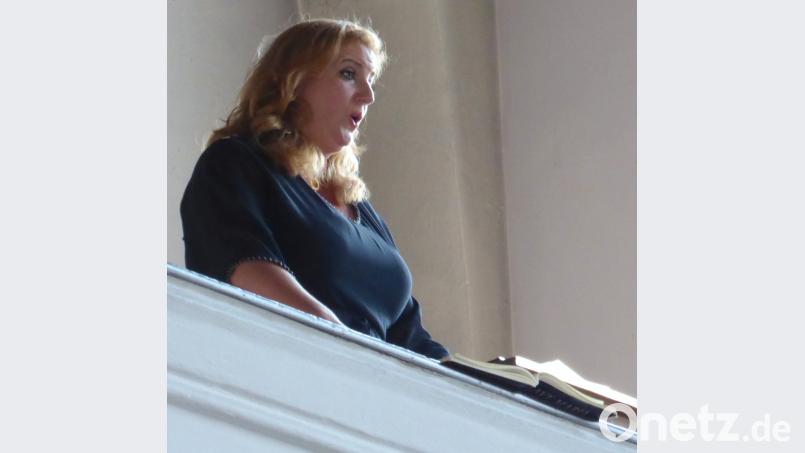 Sopranistin Sabine Lahm beim Interpretieren eines „Ave Maria“-Stückes von der Empore. fsb