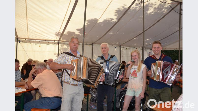 Die drei Musiker Fritz Ring, Richard Schwabl und Florian Völkl (von links) spielen beim Musikantentreffen der CSU-Familie bestens auf. Franziska Völkl gibt als Sängerin einige Lieder zum Besten. gi
