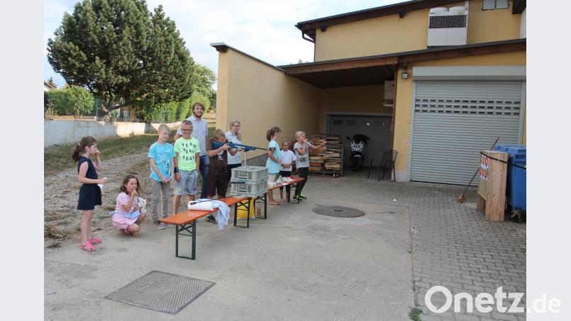 Die Kinder bewiesen ein gute Auge und treffen mit dem Lasergewehr oft ins Ziel. pi