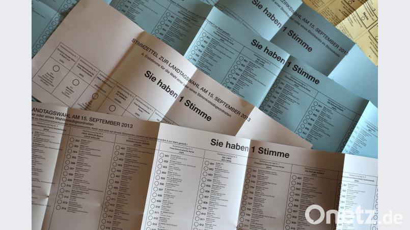 Stimmzettel für die Briefwahl zur Landtagswahl, Bezirkstagswahl und Volksentscheiden. Karl-Josef Hildenbrand/dpa