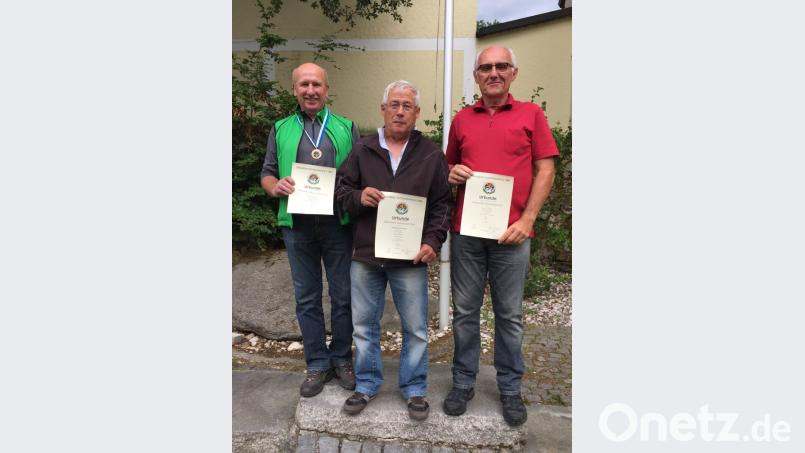 Die Meistermannschaft aus Emhof (von links): Alfred Hummel, Michael Sollfrank und Hermann Höfle. pop