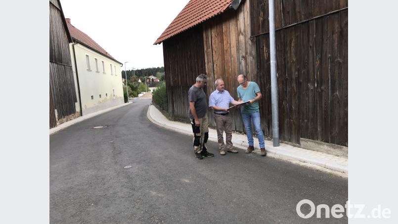 Die Engstelle in der Pirker Straße wird beseitigt: Bürgermeister Gerhard Scharl (Mitte) wurde auf den Verkauf eines Anwesens aufmerksam, dessen Nebengebäude die Gemeinde zur Verbreiterung der Straße teilweise abbrechen wird; mit im Bild die Gemeinderäte Michael Ederer (rechts) und Michael Pregler. eig