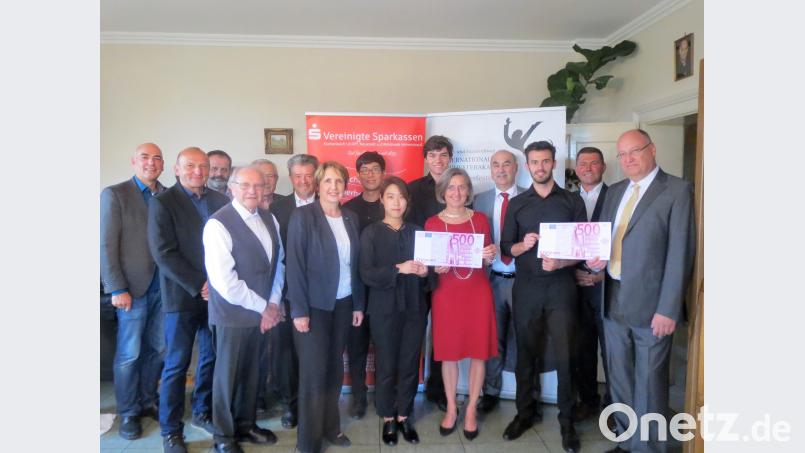 Beim dem Empfang vor dem Konzert überreichte Josef Pflaum, Vorstandsvorsitzender der Vereinigten Sparkassen Eschenbach Neustadt Vohenstrauß der Internationlalen Jungen Orchesterakademie eine Spende von 1.000 Euro. Walter Beyerlein