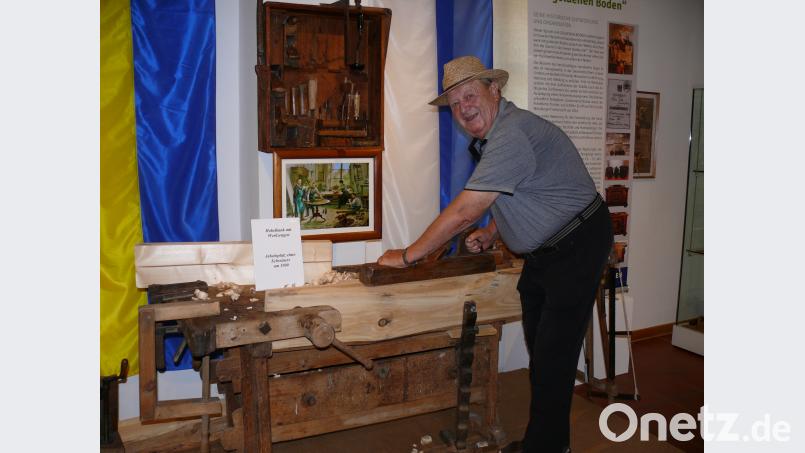 Schreinermeister Otto Weiß aus Mitterteich war begeistert von der Sonderausstellung „Handwerk hat goldenen Boden“. &quot;Was hier noch fehlt, ist ein Bett um zum Übernachten&quot;, meinte Otto Weiß humorvoll und setzte den Hobel an. kgg