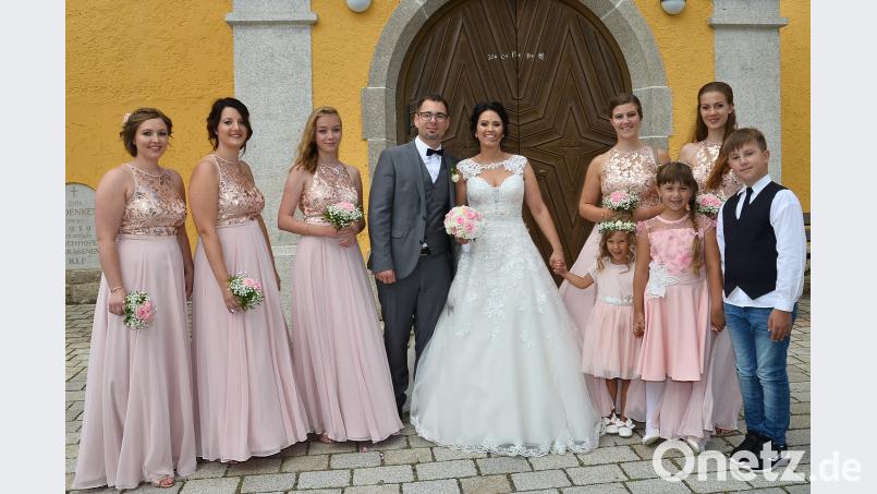 Brautkinder und Brautjungfern begleiteten Andrea Gilch und Andreas Nickl am Hochzeitstag. fjo