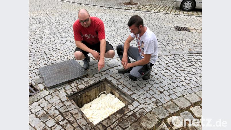 Josef Pirzer (links) und Armin Lamecker sind sauer: Das Kirwabaumloch ist von drei Männern mit Schweinemist und Bau-Schaum aufgefüllt worden. bjo