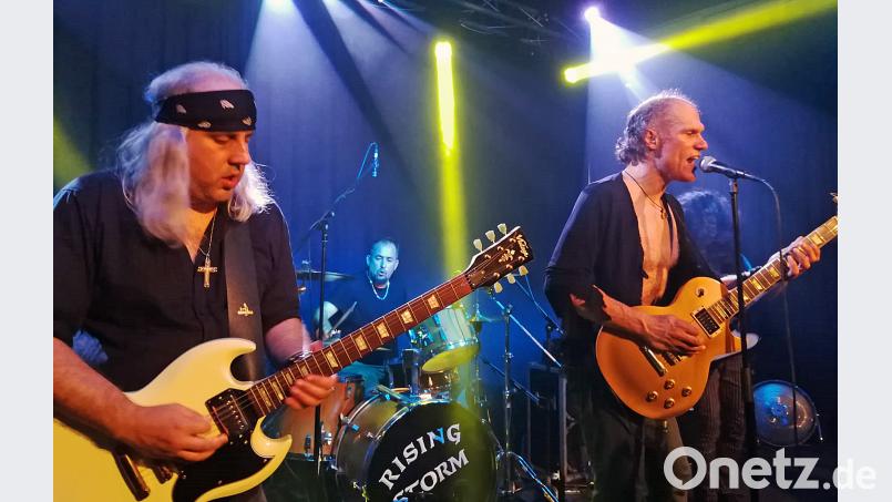 Die kalifornische „Heavy Metal&quot;-Band „Slough Feg&quot; mit Frontman Michael Scalzi (rechts) erweisen sich als die Headliner der „Metal Night&quot; des Rockmusikclubs „Salute&quot;. lst