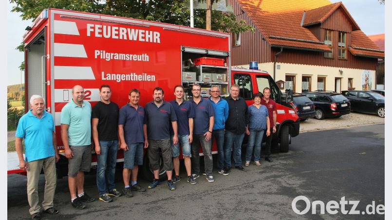 Das neue Fahrzeug ist eingetroffen. Willkommen heißen es neben der Bevölkerung Ehrenkommandant Johann Sticht (von links), Kommandant Bernhard Schultes, zweiter Kommandant Johannes Sticht, Vorsitzender Thomas Müller, zweiter Vorsitzender Klaus Übelmesser, Jugendwart Christoph Heinl, Gruppenführer Mario König, Bürgermeister Hubert Kraus, die Gemeinderäte Stefan Plannerer und Christa Bayer sowie Kreisbrandmeister Peter Prechtl. wro