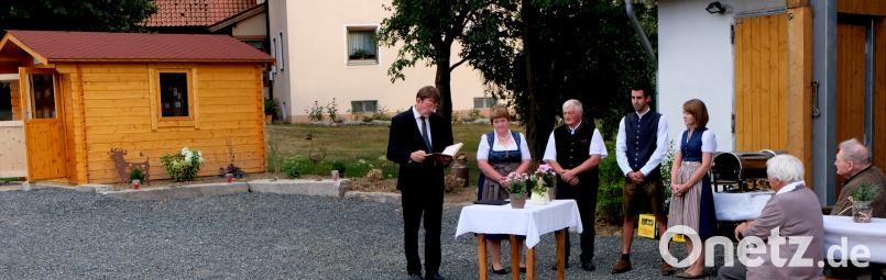 Pfarrer Volker Wappmann (links) segnete den neuen Hofladen der Familie Pröls in der Kirchstraße 41.
Stehend, von links, Elisabeth und Walter Pröls, Johannes Höning und Christina Pröls. Sitzend, von links, die Großeltern Elfriede und Hans Pröls. le