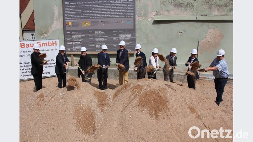 Voller Einsatz beim Spatenstich: Stadtpfarrer Georg Flierl, Bürgermeister Franz Stahl, Architekt Peter Brückner Ludwig Gareis und weitere Ehrengäste (von links). kro