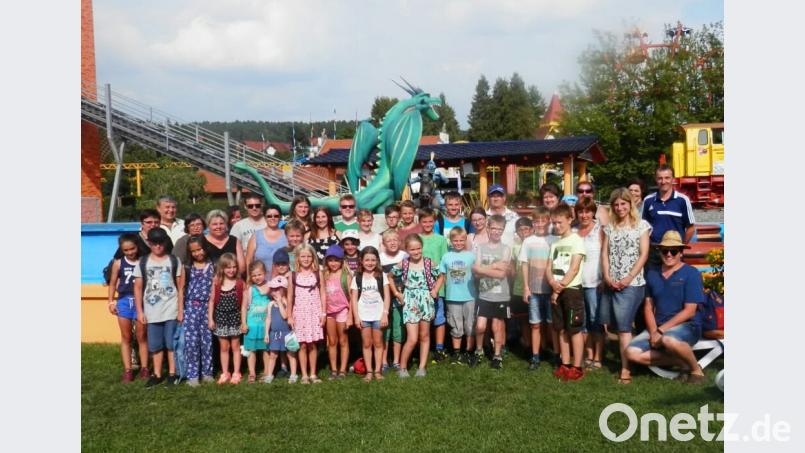 Die 29 Kinder, hier im Bild mit ihren Betreuern, waren begeistert vom Besuch des Churpfalzparks. exb