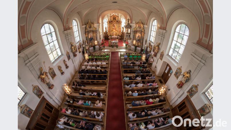 Der Einzug der zahlreichen Ehrengäste und Vereine füllte die St. Martinskirche fast bis zum letzten Platz. dtr