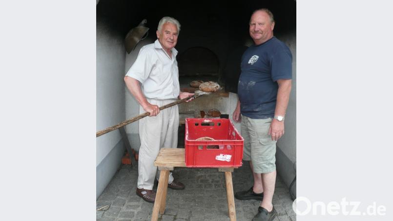Matthias Karl (links) und Josef Schmid (rechts) fertigten leckere Brote. amö