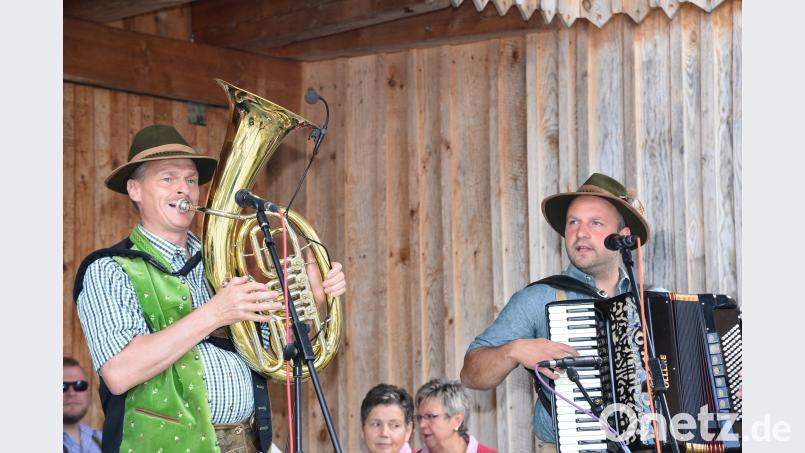 Die "Zwoa Schneidig'n", Manfred Wild und Christian Müller (von links), sind die Gastgeber beim Musikantentreffen am Schafferhof. bey