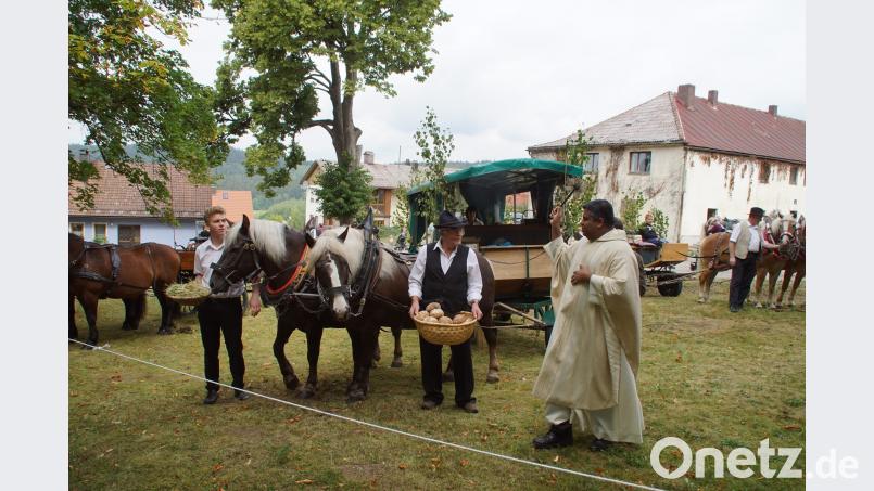 Pater Joseph bei der Pferdesegnung am Kalvarienberg. mmj