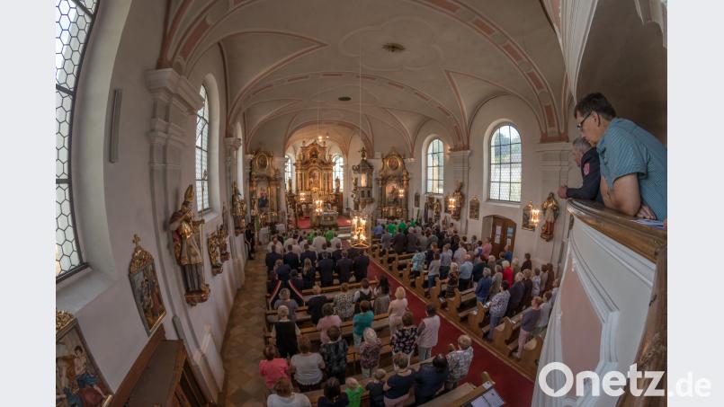 Der Einzug der zahlreichen Ehrengäste und Vereine füllte die St. Martinskirche fast bis zum letzten Platz. dtr