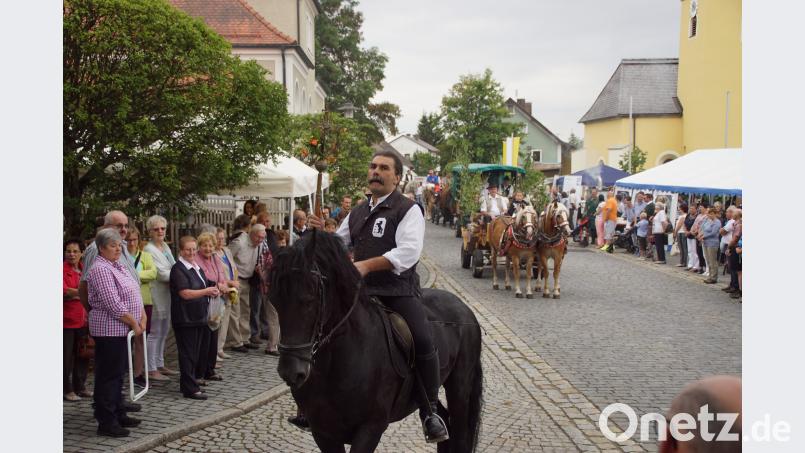 Den Pferdetross führte Rudi Schwarz auf seinem Friesen an. mmj