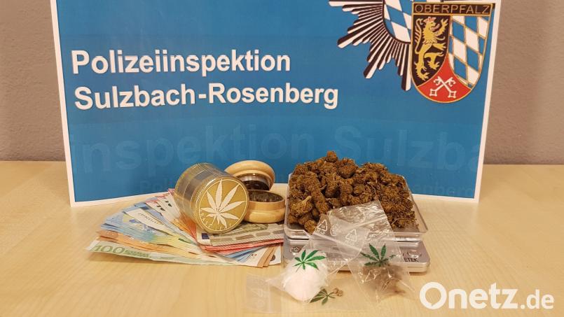 Die Polizeiinspektion Sulzbach-Rosenberg präsentierte die Drogen, die in der Wohnung gefunden wurden. Polizei